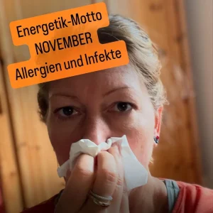 Frau hält sich Taschentuch vor die Nase.