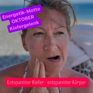 Frau die sich mit zwei Fingern an das Kiefer greift