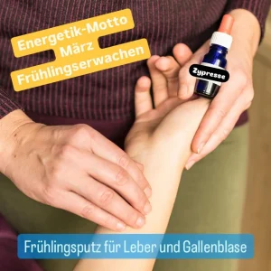 Eine Person tastet sanft das Handgelenk einer anderen Person, in der zweiten Hand hält sie eine kleine blaue Flasche mit Tropfverschluss. Dieses Bild stellt eine energetische Behandlung dar.