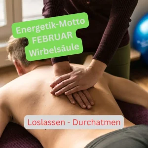 Eine Person mit freiem Oberkörper liegt am Bauch auf einer Liege und erhält eine energetische Behandlung am Rücken.